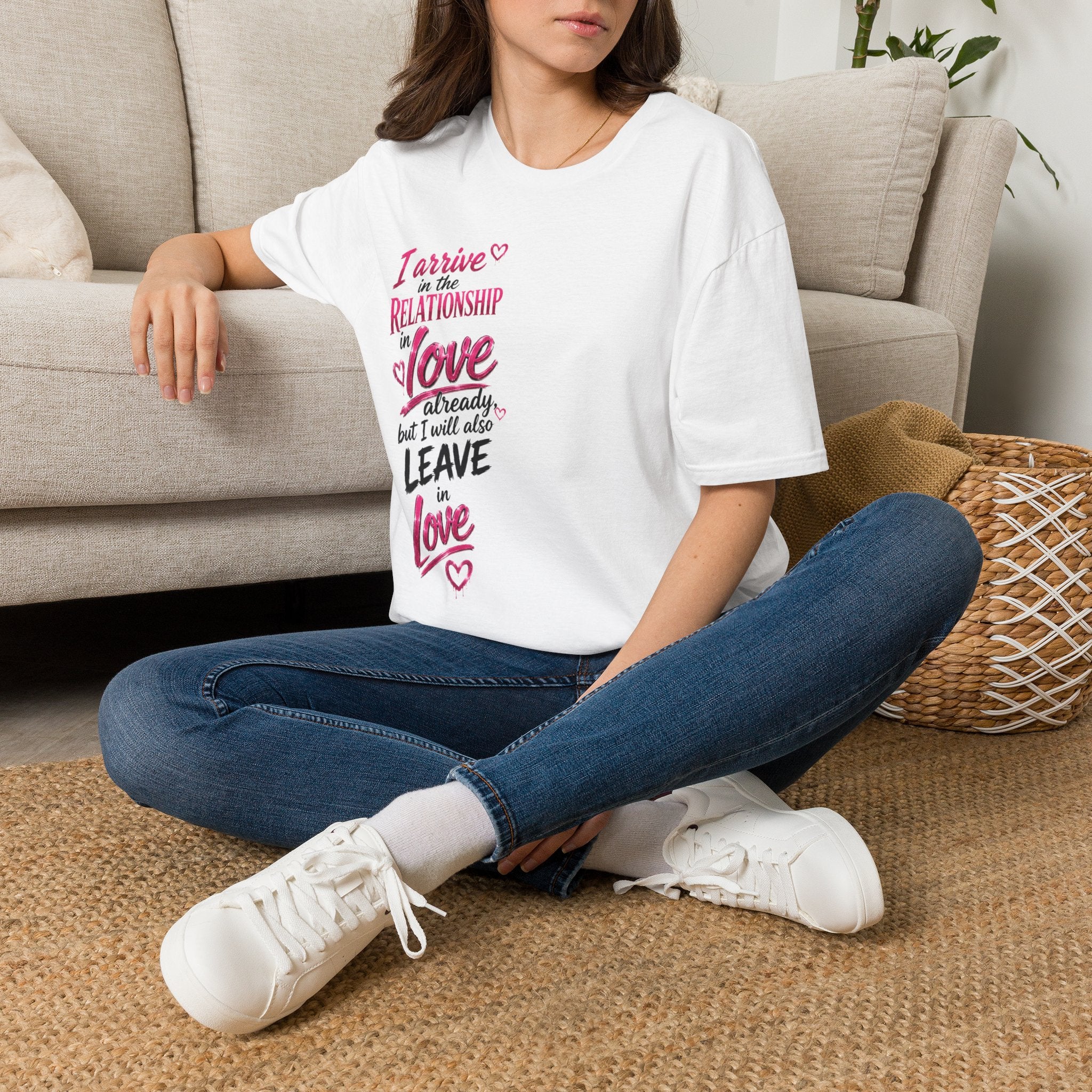 Relationship In Love Graphic T-Shirt — "I Arrive in the Relationship in Love"